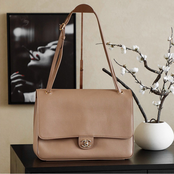 [스페셜오더]CHANEL-AS6133 샤넬 2026 봄-여름 프리-컬렉션 프레피 코코 가죽 스트랩 클러치 라지 숄더백 베이지