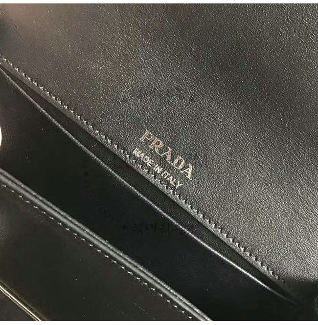 prada4-1025-0010.jpg